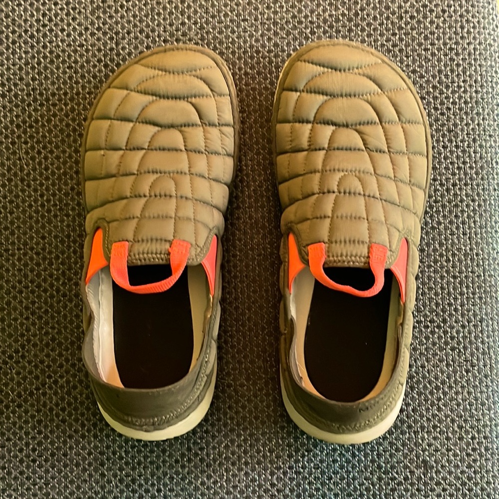 Merrell Hut Moc in Olive with pink detail. Keep your toes warm and comfortable!